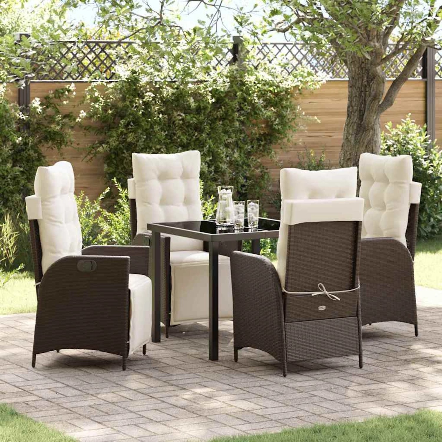 Braune 5-teilige Garten Essgruppe aus Poly Rattan mit Tisch und Stühlen mit Auflagen.