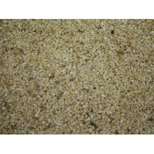 Nahaufnahme von weißem Quarzkies (2-4 mm) für Aquarien als Bodengrund.
