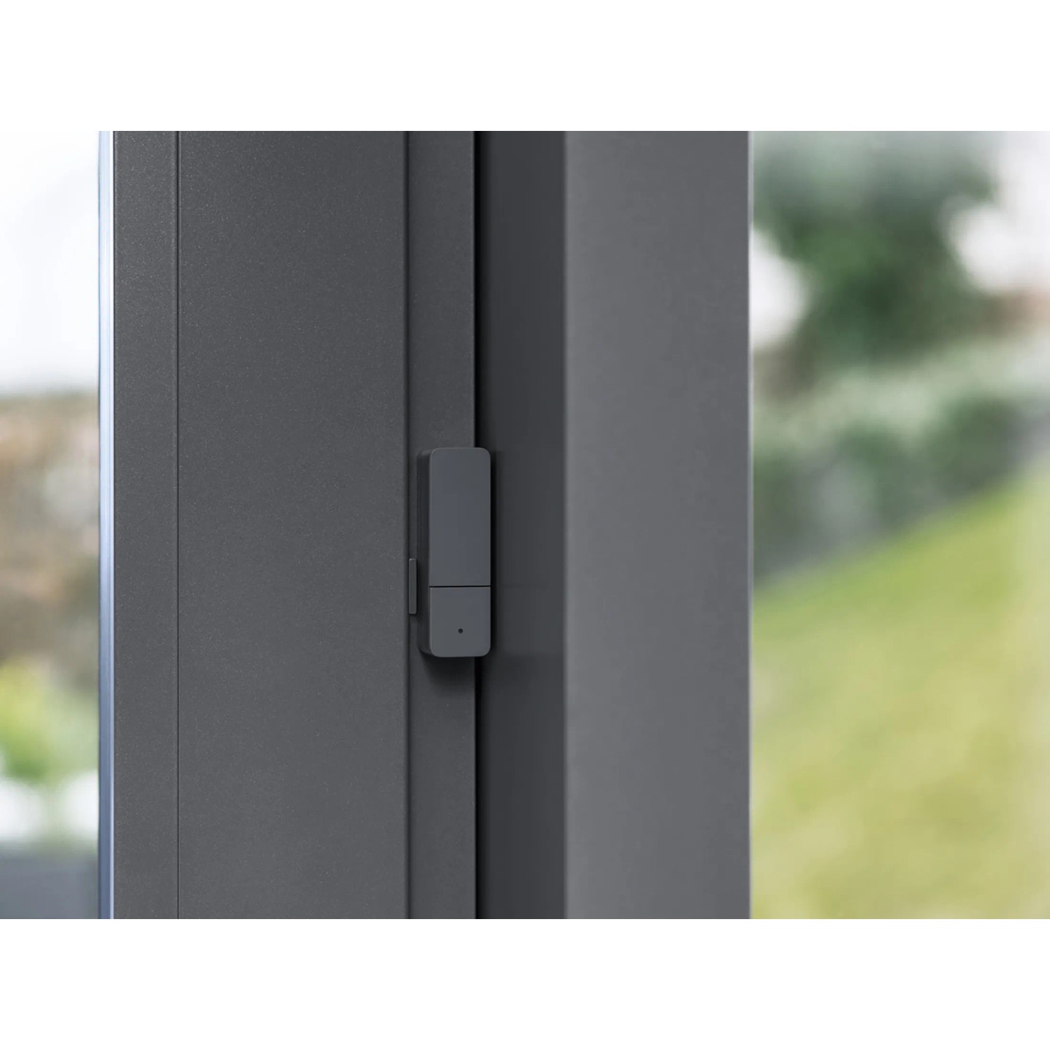 Bosch Smart Home Fenster-/Türsensor II Anthrazit am Fensterrahmen montiert.