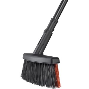 Fiskars Allzweckbesen Solid M mit PowerClean-Borsten für Gehwege und Terrassen.