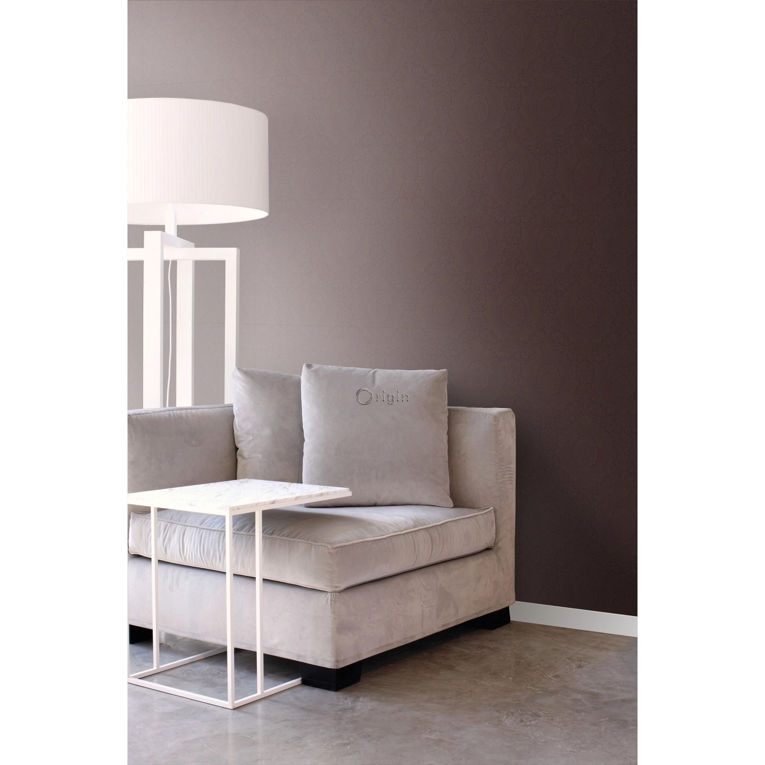 Wohnzimmer mit dunkelvioletter Ornament Tapete von Origin Wallcoverings.