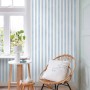 ESTAhome Vliestapete mit blau-weißem Streifenmuster an einer Wand. Helles Kinderzimmer mit Möbeln. Dekorative Tapete.