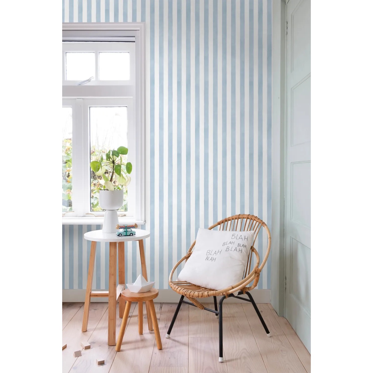ESTAhome Vliestapete mit blau-weißem Streifenmuster an einer Wand. Helles Kinderzimmer mit Möbeln. Dekorative Tapete.