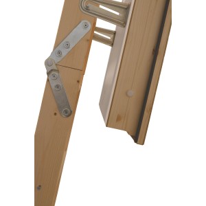 Detailansicht der Minka Dachbodentreppe Polar Extrem, Holztreppe mit Metallbeschlägen.