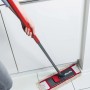 Vileda Wischmat-Combi Flachwischer mit Teleskopstiel in Anwendung auf Fliesenboden.