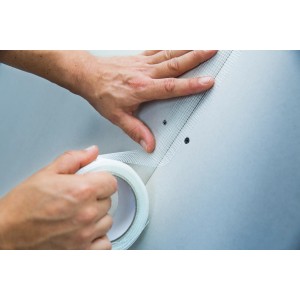 Anwendung von LUX Gipsplatten-Fugenband auf einer Wand. Klebeband zum Reparieren von Gips.