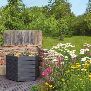 Graues Garantia Ergo Wood Hochbeet-System (Ø 110 cm) mit Holzstruktur im Garten.