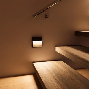 Eckige LED Wandleuchte ELEVA in Anthrazit, warmweißes Licht, geeignet für Treppen im Innen- und Außenbereich.