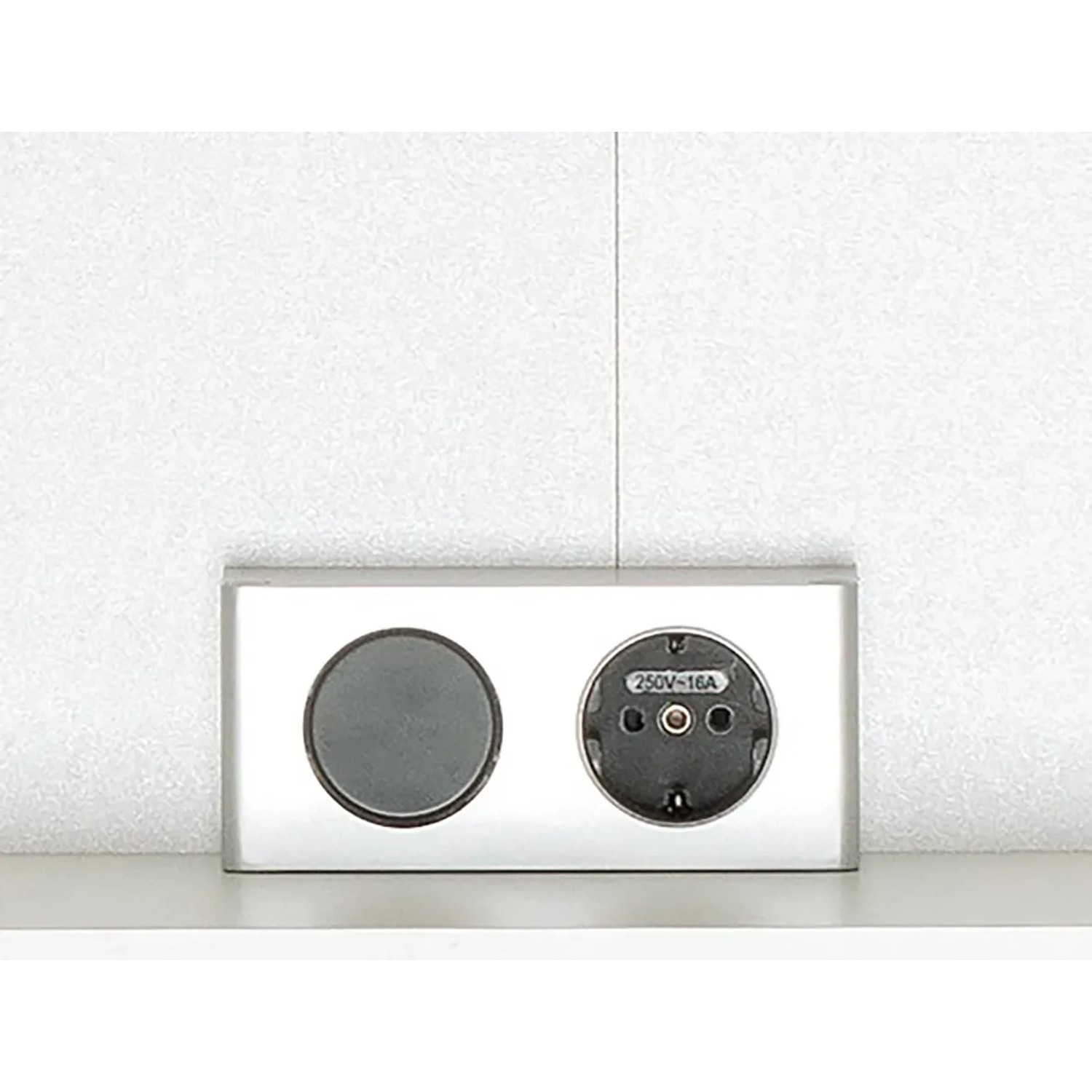 Detailaufnahme: Schalter und Steckdose des Held Möbel Molina Spiegelschranks, chromfarben.