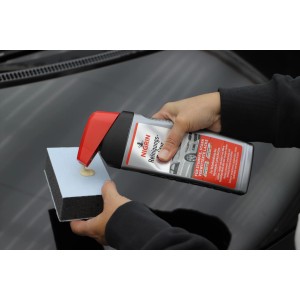 Nigrin Reinigungs-Politur wird auf einen Schwamm gegeben zur Autopflege.