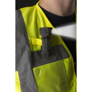 Energizer Hardcase Arbeitslampe am gelben Warnweste befestigt, Lichtstrahl sichtbar.