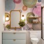 Badezimmer mit Komar Vliestapete Microcosmos, mehrfarbig mit Kreismuster.