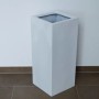 Eleganter, hochglanz-weißer Fiberglas Pflanzkübel Säule, 30x30x68cm, für Innen- und Außenbereich.