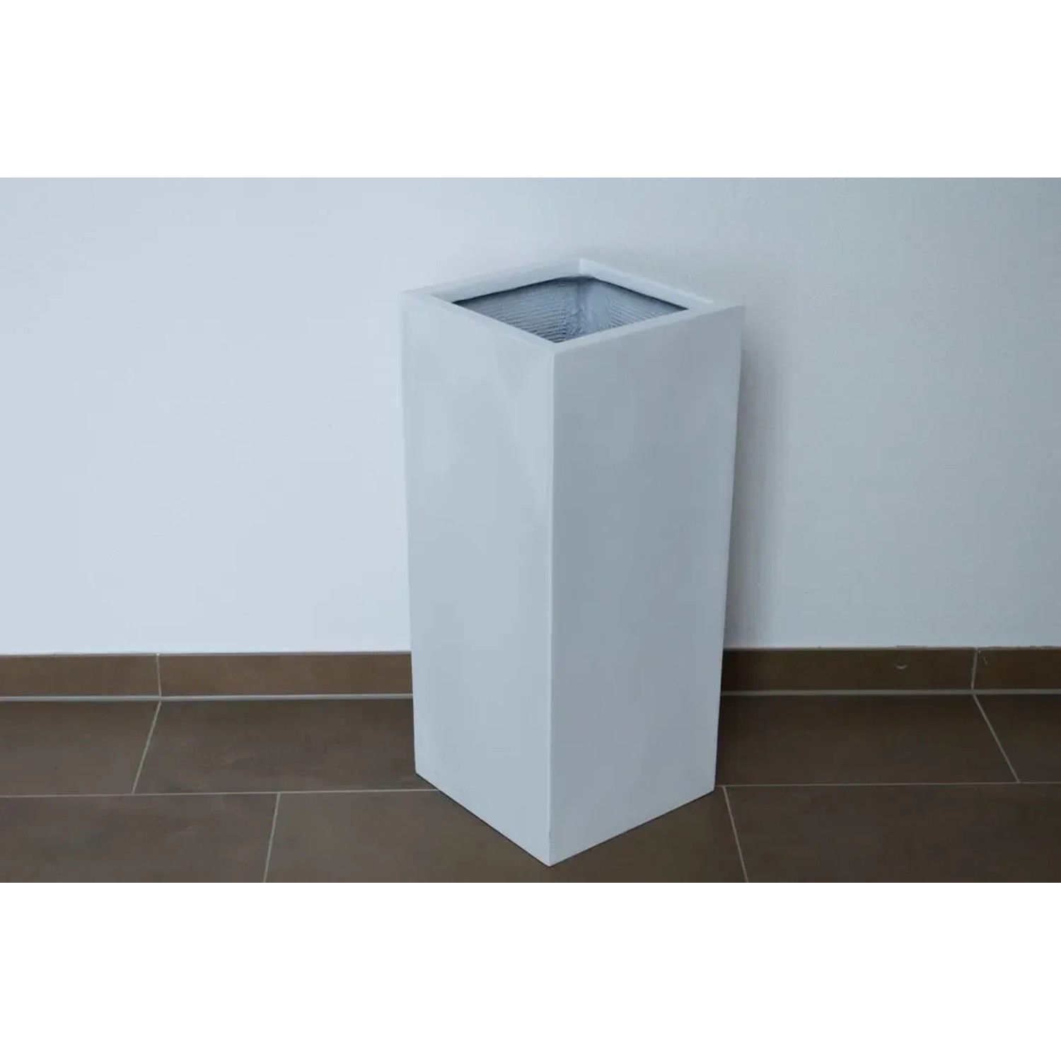 Eleganter, hochglanz-weißer Fiberglas Pflanzkübel Säule, 30x30x68cm, für Innen- und Außenbereich.