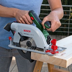 Bosch Akku-Kreissäge UniversalCirc 18V-53 Solo beim Sägen von Holz.