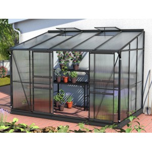 Schwarzes Vitavia Gewächshaus Ida 6500 mit Pflanzen auf Regalen, Anlehngewächshaus mit 6,5 m² Fläche.