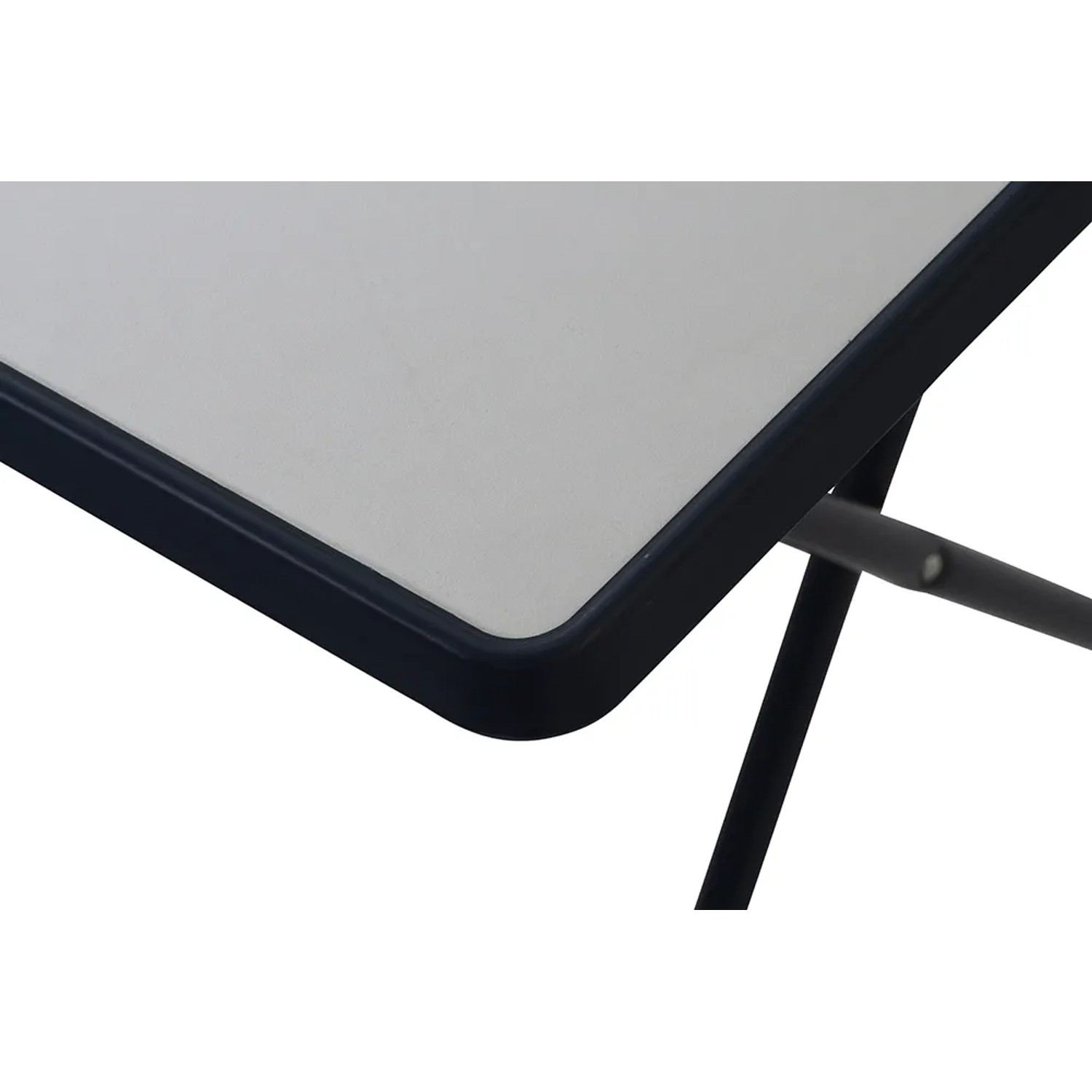 Detailansicht: Blauer MFG Campingtisch Scherentisch mit weißer Tischplatte, Gestell aus Stahl.