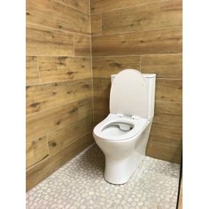 Weißes Stand-WC Kombi Set mit Spülkasten und offenem SoftClose WC-Sitz in modernem Bad.