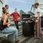 Enders Elektrogrill eCrave 2 beim Grillen mit Freunden auf der Terrasse.