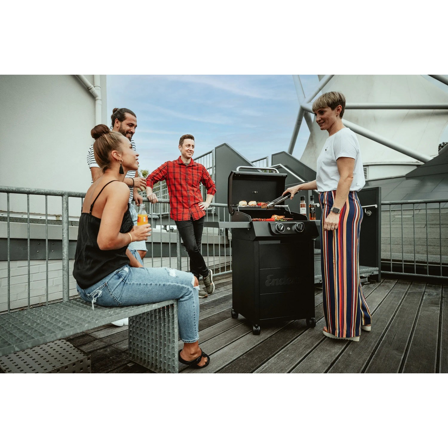 Enders Elektrogrill eCrave 2 beim Grillen mit Freunden auf der Terrasse.