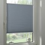 Gardinia Easy Fix Plissee Greta, rauchblau, 50x130 cm, verspannt am Fenster für Sicht- und Sonnenschutz.