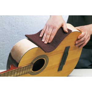 LUX Handschleifvlies-Set beim Schleifen einer Gitarre. Schleifmittel für Holz und Metall.