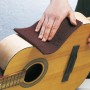 LUX Handschleifvlies-Set beim Schleifen einer Gitarre. Schleifmittel für Holz und Metall.