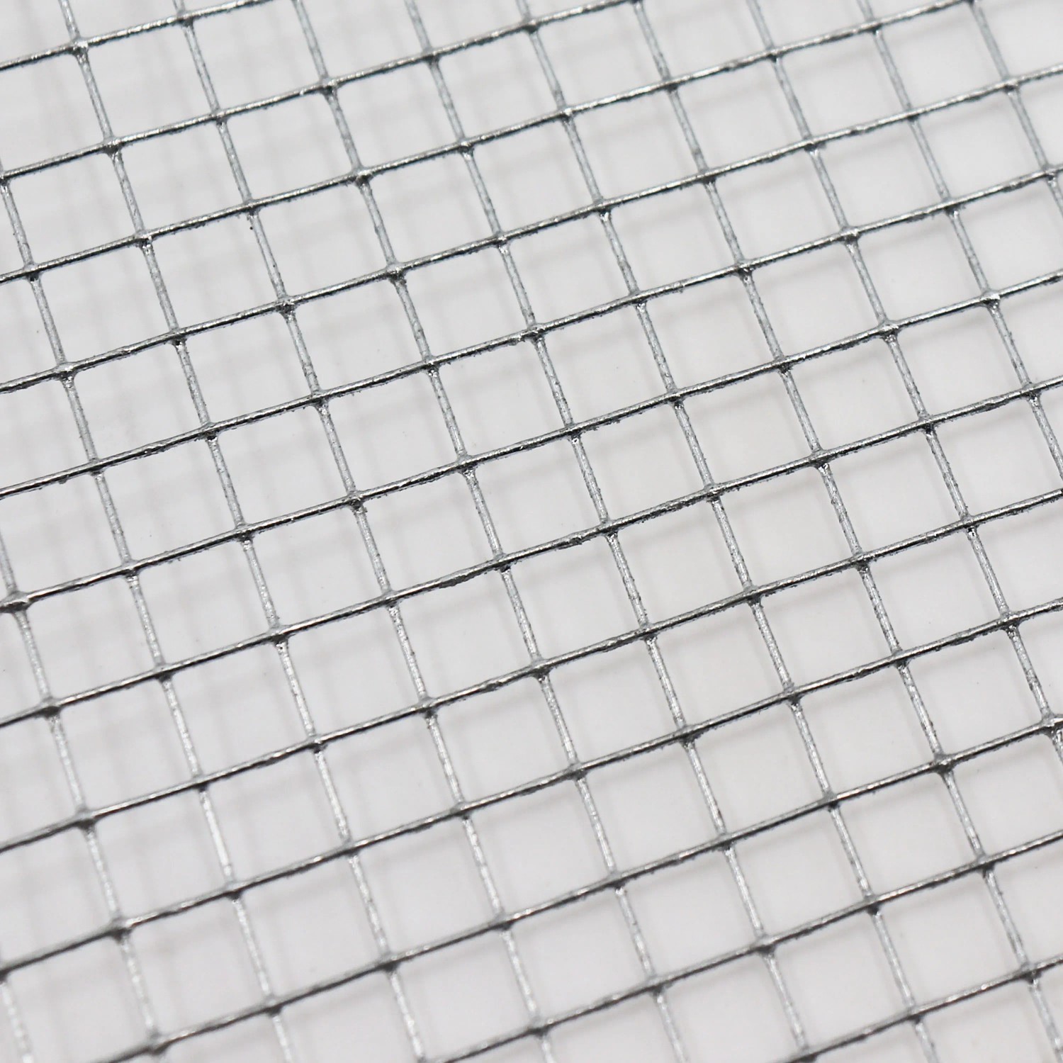 Nahaufnahme des verzinkten Aquagart Volierendrahts mit 6,3mm Maschenweite.