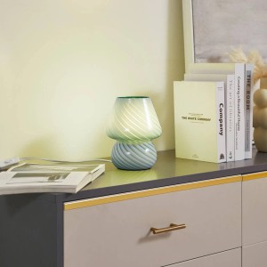 Grüne Lindby Tischlampe Andriana aus Glas, moderne Wohnzimmerleuchte.