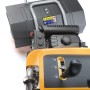 Detailaufnahme der Stiga Benzin-Kehrmaschine SWS 600 GE mit Elektrostart, Fokus auf Bedienelemente und Motor.