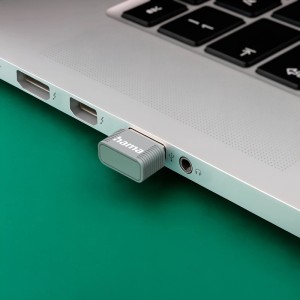 Grauer Hama Nano-WLAN USB-Stick AX900 in Laptop eingesteckt. Kompakter Dualband 2.4/5 GHz WLAN Adapter für Computer.