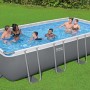 Bestway Steel Pro MAX Pool, 549x274x122 cm, grau, eckig, mit Sandfilteranlage und Badegästen.