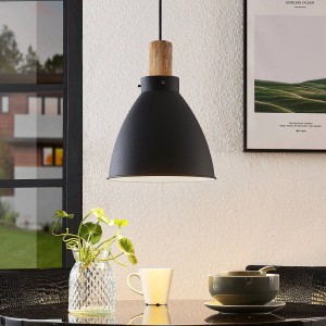 Schwarze Lindby Pendelleuchte Trebale im skandinavischen Stil mit Holzdetail.