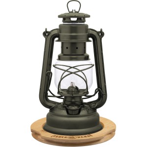 Feuerhand Sturmlaterne Baby Special 276 in Olivgrün auf Bambus Untersetzer.