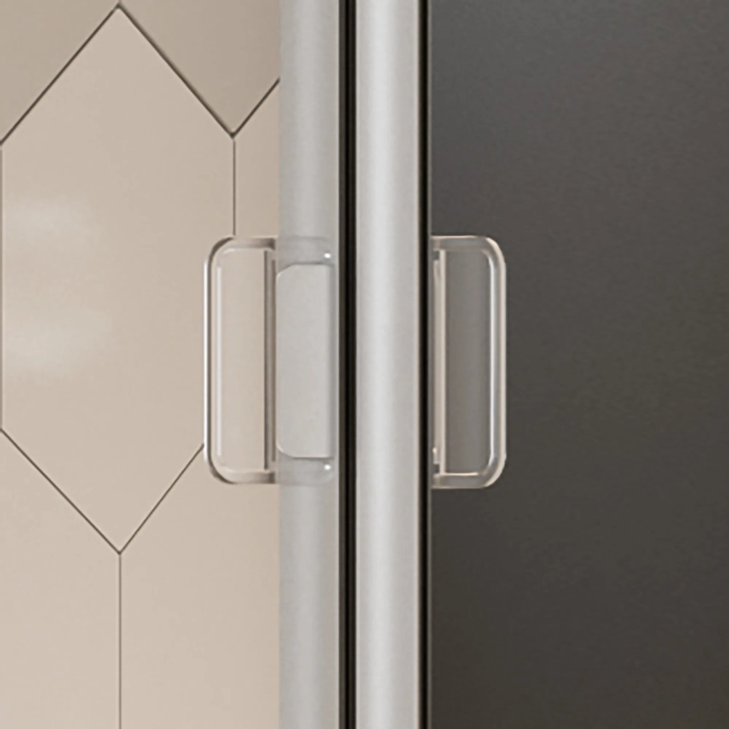 Detailaufnahme: Breuer Falttür Fara, Alu Silber Matt, mit Griff. Ideal für kleine Bäder.