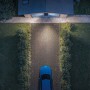 Philips Zyren Solar-LED-Außenstrahler beleuchtet Hofeinfahrt mit Auto, Vogelperspektive.