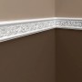 Weiße PROFHOME Wand- und Friesleiste (2m) mit floralem Rokoko-Design als Zierleiste.