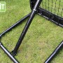 Detailaufnahme des EXIT Kickback Multisport Rebounder M 84x84cm auf Rasen, Fokus auf Verstellmechanismus.