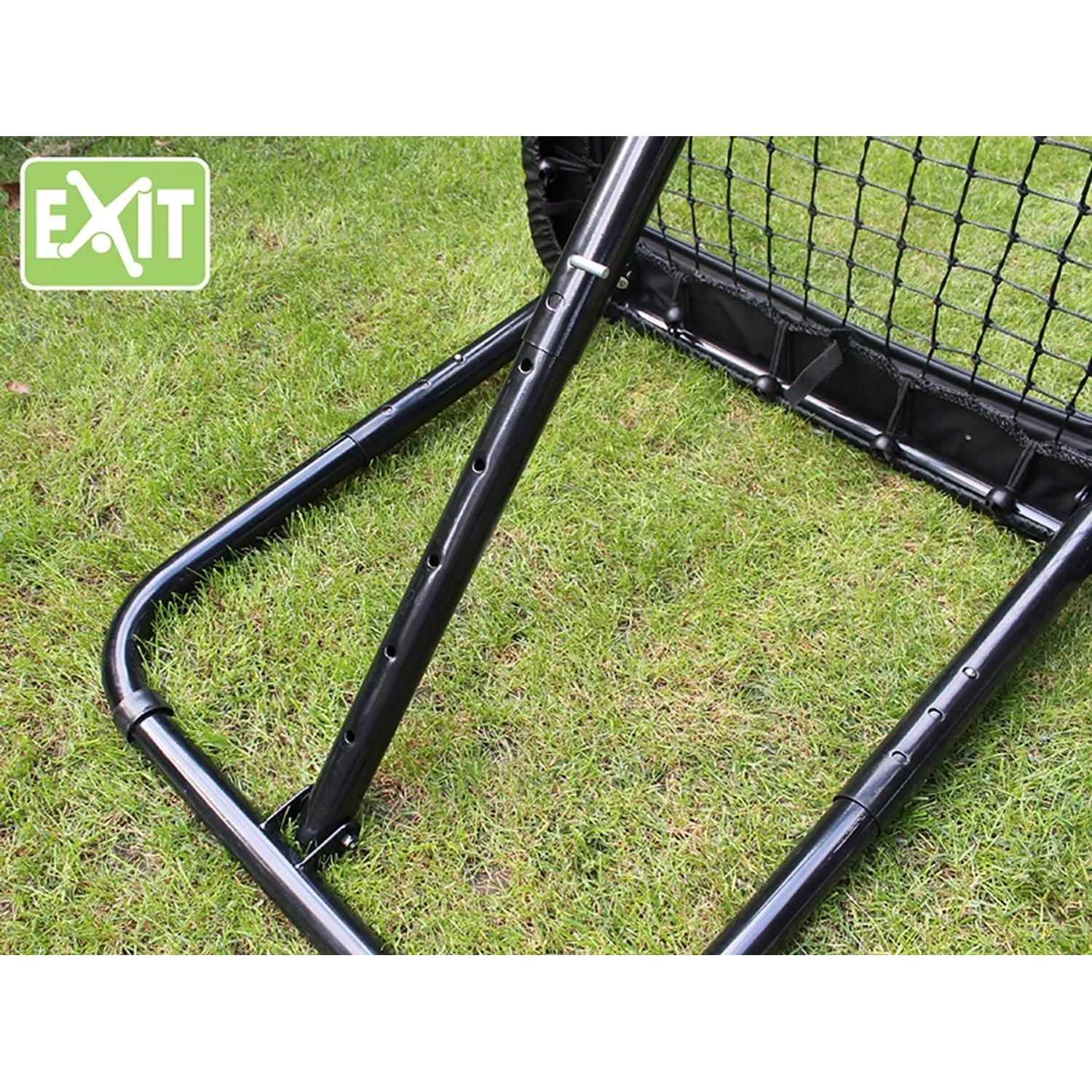 Detailaufnahme des EXIT Kickback Multisport Rebounder M 84x84cm auf Rasen, Fokus auf Verstellmechanismus.