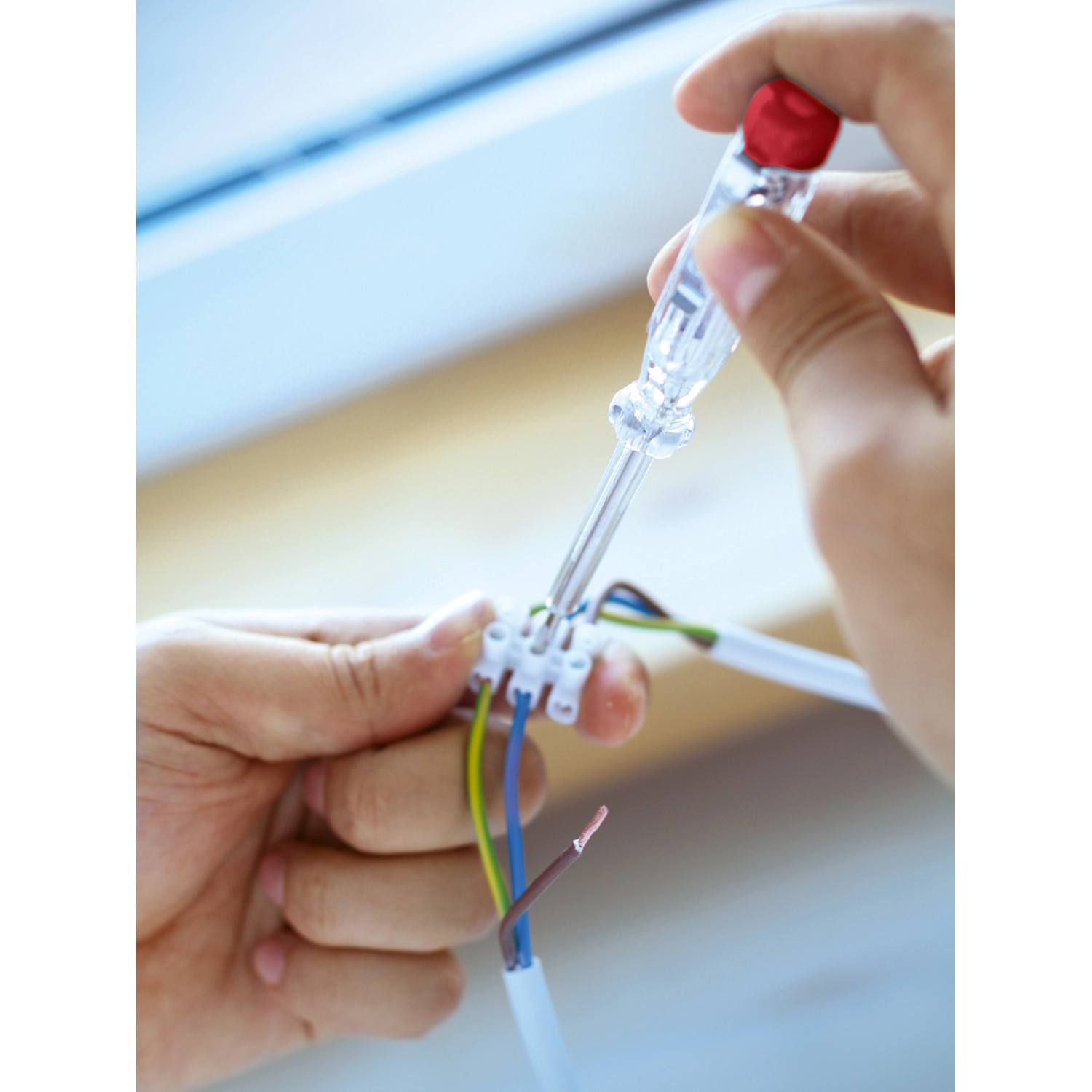 Anwendung: LUX Spannungsprüfer-Set Classic beim Prüfen einer Kabelverbindung.