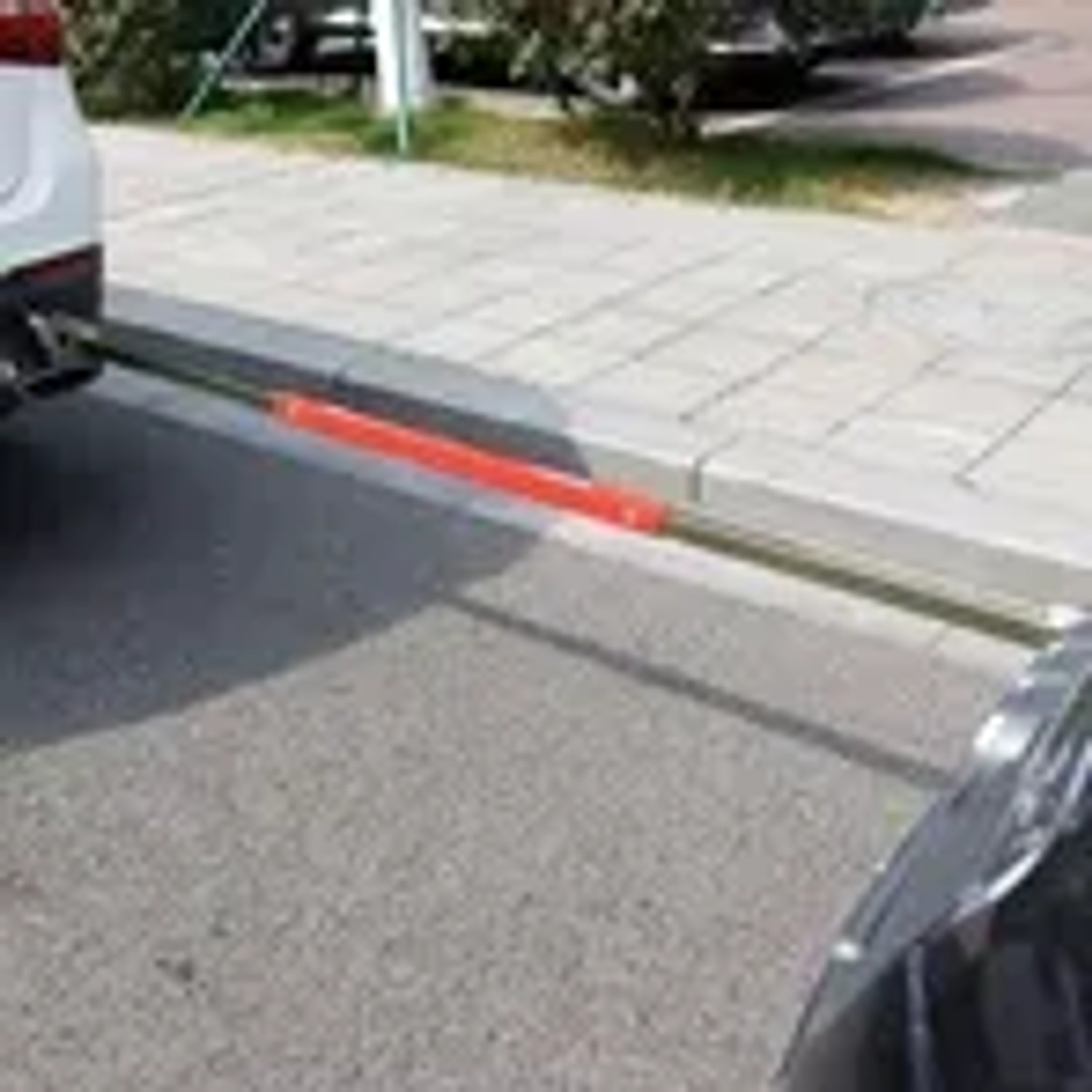 CCLIFE Abschleppstange aus Stahl (1,8m) im Einsatz zwischen zwei PKWs. Zubehör für Autoanhänger.