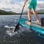 Bestway SUP Board Aqua Drifter mit Paddler, Paddel und Zubehör auf dem Wasser.