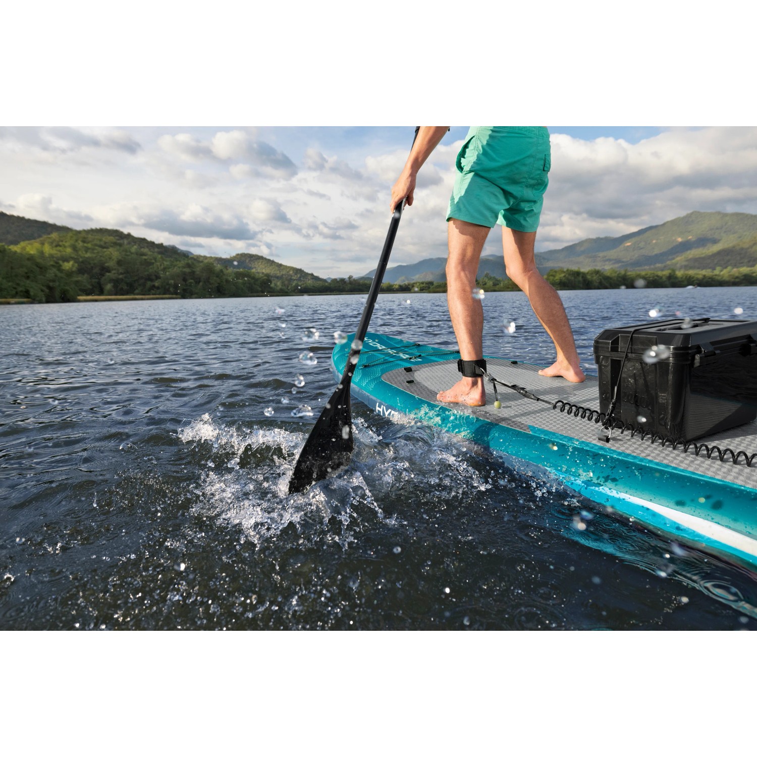 Bestway SUP Board Aqua Drifter mit Paddler, Paddel und Zubehör auf dem Wasser.