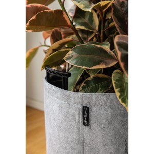 Lechuza Trendcover 32 Felt Light natural, grauer Filz-Blumentopf mit Pflanze.
