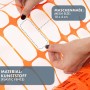 Detailaufnahme eines orangefarbenen KARAT Absperrzauns Chester mit 10x4 cm Maschenweite.