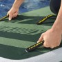 Detailaufnahme: Person befestigt Bestway Hydro-Force SUP River Board Kahawai. Grün mit Tragegriffen.