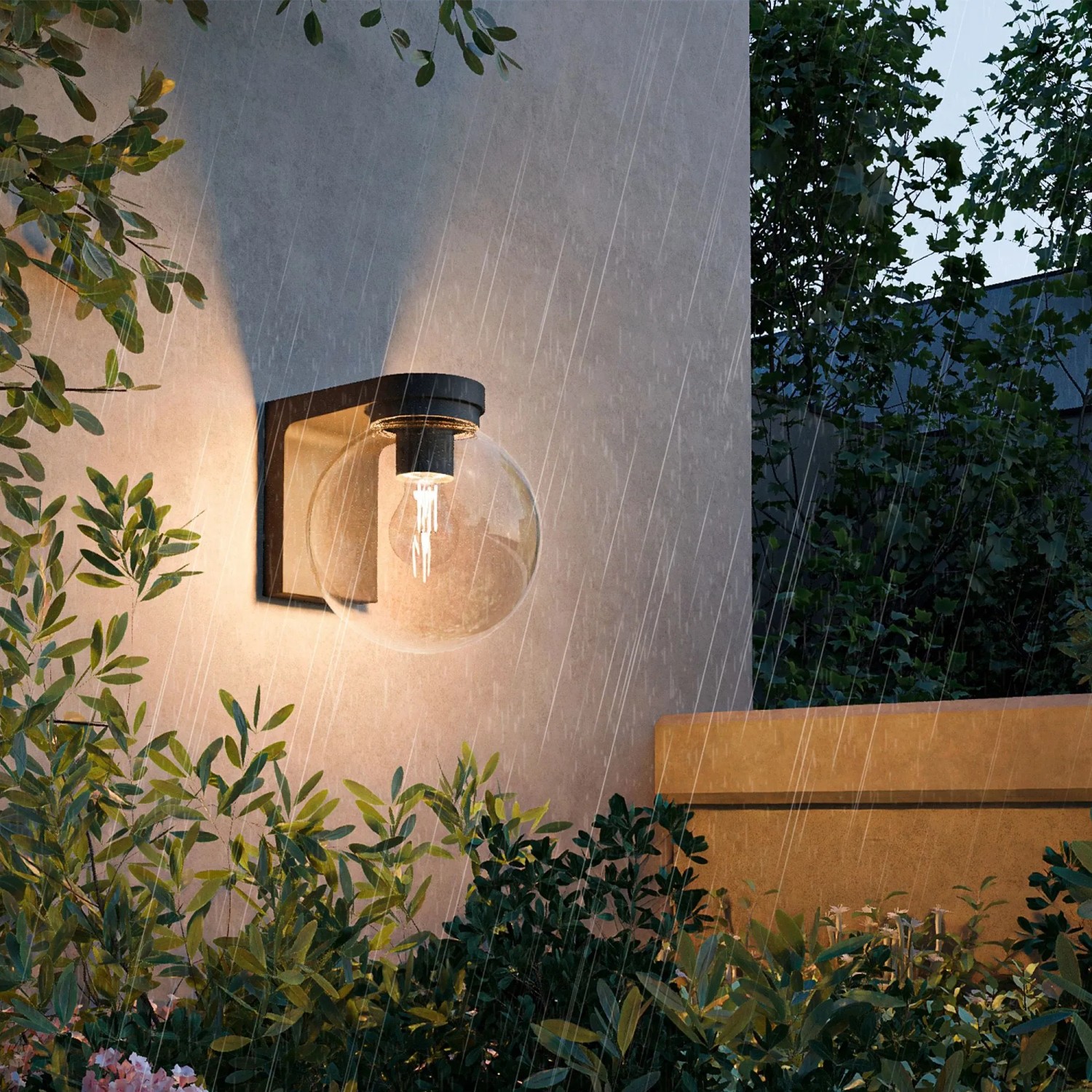 Philips Outdoor-Wandleuchte Ulio schwarz mit runder Glaskugel, leuchtend an Gartenwand im Regen. Modernes Design.