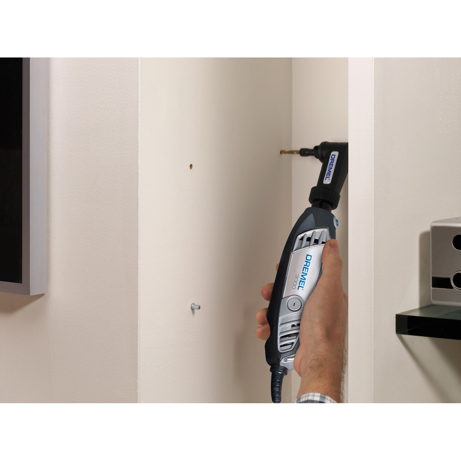 Dremel Winkelvorsatz 575 im Einsatz: Bohren an schwer zugänglicher Stelle.