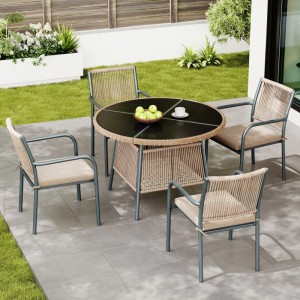 Graues 5-tlg. Merax Gartenmöbel-Set: Rattan-Rundtisch mit Glasplatte, 4 Armlehnstühle mit Metallgestell auf Terrasse.