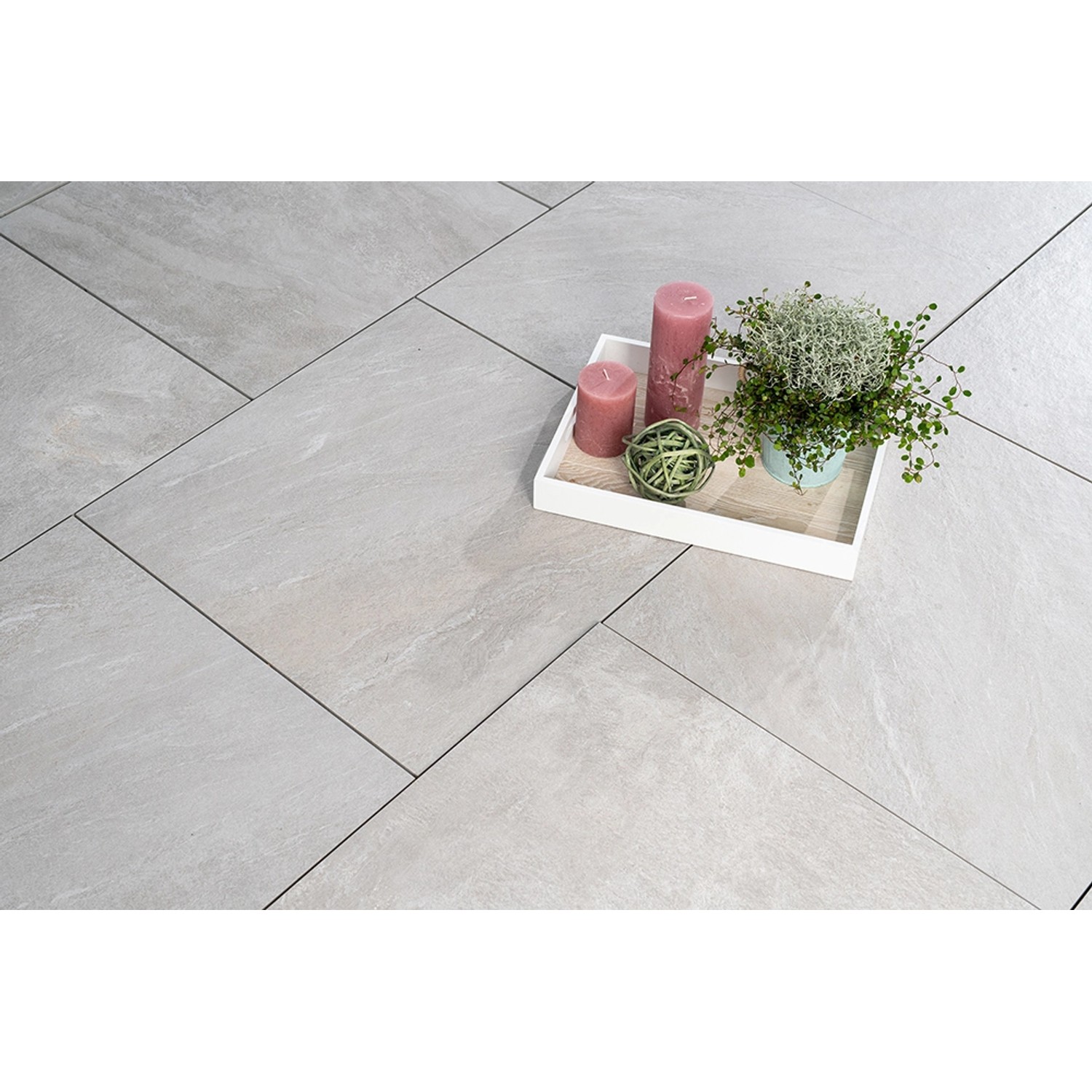 Verlegte Diephaus Terrassenplatten Quarz 60x60 cm, grau, mit Deko. Keramikverbund für Terrasse & Garten.